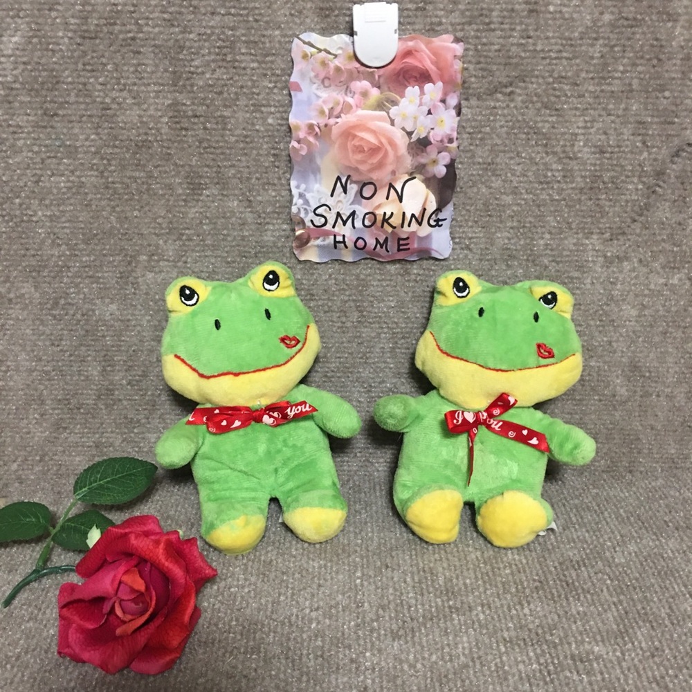 2 I LOVE YOU FROGS. LIPSTICK MARKS ON FACE RIBBON